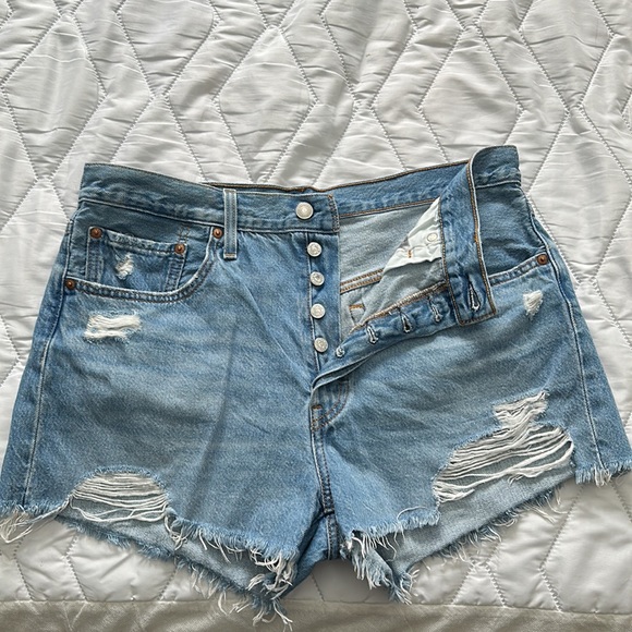 Women’s Levi’s 501 Jean Shorts - Picture 2 of 3